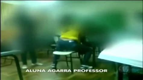 Dança com alunos e aula sensual: Professora lida com críticas e ...